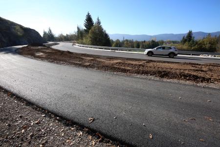 ASFALTIRANJE CESTE GRAHOVO BLOČICE 02 FOTO LJUBO VUKELIČ